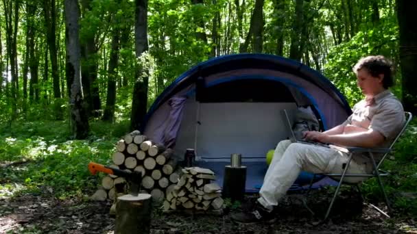 Homme Travaillant Sur Ordinateur Portable Extérieur Dans Camp Tentes — Video