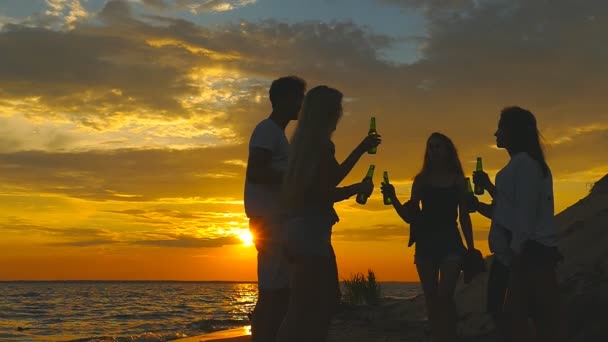 Vrienden Rammelende Bierflessen Het Strand Tijdens Zonsondergang Slow Motion — Stockvideo