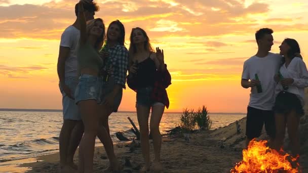 Grupo Amigos Desfrutando Bom Tempo Tirando Selfies Smartphone — Vídeo de Stock