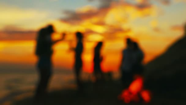Grupa Ludzi Tańczy Podczas Zachodu Słońca Niewyraźne Zwolnionym Tempie — Wideo stockowe