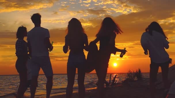 Група Людей Танцює Пляжі Біля Багаття Повільний Рух — стокове відео