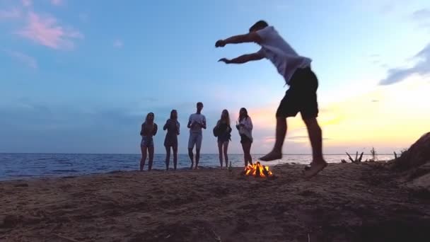 Beach Party Jonge Man Doen Salto Silhouetten Van Vrienden Pagina — Stockvideo