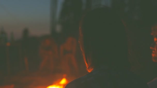 Gruppe Von Freunden Lagerfeuer Strand Entspannen Und Spaß Haben — Stockvideo