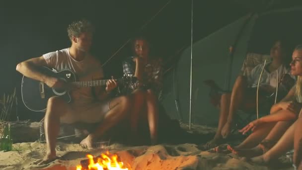 Groep Vrienden Rond Vreugdevuur Het Strand Ontspannen Plezier — Stockvideo