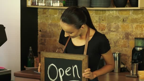 Trabalhador Cafetaria Segura Sinal Aberto Olha Para Cliente — Vídeo de Stock