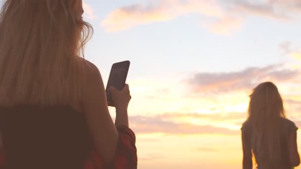 Ein Junges Mädchen Genießt Den Blick Auf Das Meer Strand — Stockvideo