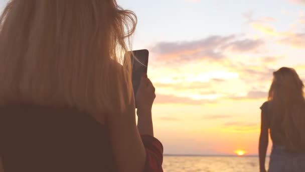 Молодая Девушка Наслаждается Видом Море Пляже Фотографирует Телефону Другую Девушку — стоковое видео
