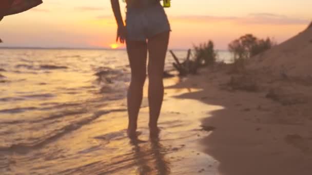 Een Jong Meisje Geniet Van Het Uitzicht Zee Het Strand — Stockvideo