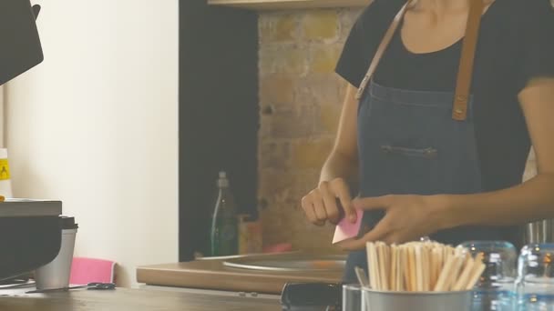 커피숍 노동자는 카드를 슬로우 — 비디오