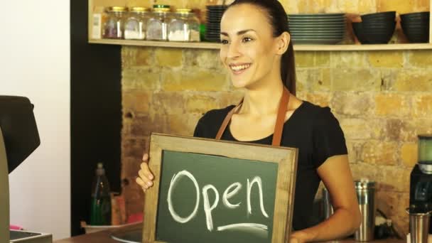 Trabalhador Cafetaria Segura Sinal Aberto Olha Para Cliente — Vídeo de Stock