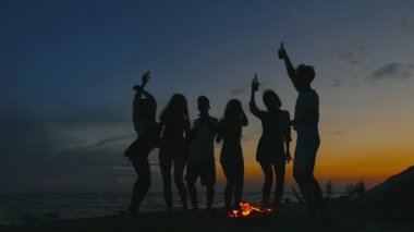 Şenlik yakınındaki plajda gurup. Ağır çekim.