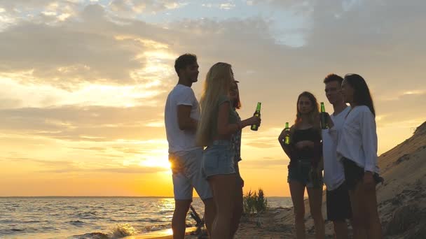 Група Людей Пляжі Біля Багаття Повільний Рух — стокове відео
