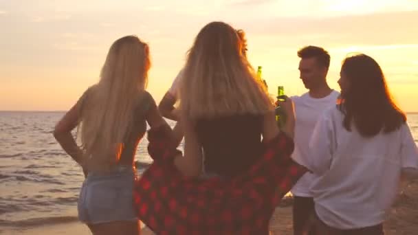 Grupo Personas Bailando Playa Cerca Hoguera — Vídeo de stock