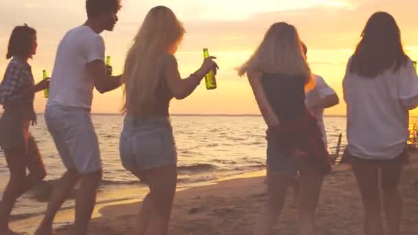 Группа Танцующих Пляже Возле Костра — стоковое видео
