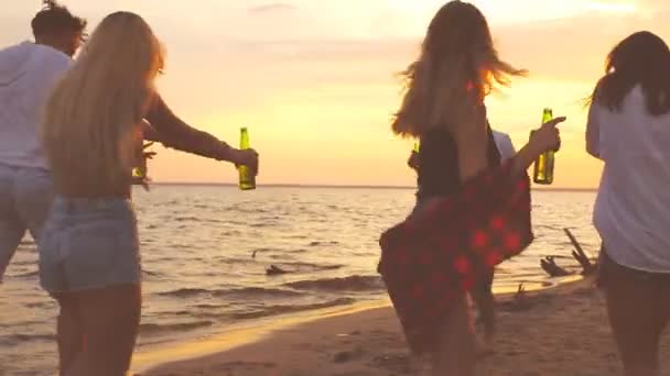 Groep Mensen Dansen Het Strand Buurt Van Het Vuur — Stockvideo