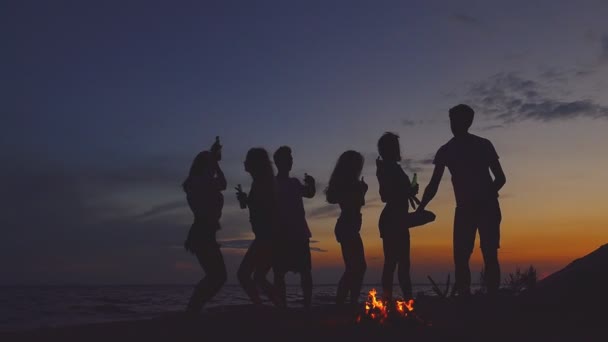 Gruppo Persone Che Ballano Sulla Spiaggia Vicino Falò Rallentatore — Video Stock