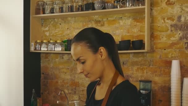 Una Chica Atractiva Dueña Una Cafetería Trabaja Una Tableta — Vídeos de Stock