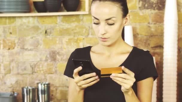 Mulher Real Compras Line Usando Smartphone Com Cartão Crédito — Vídeo de Stock