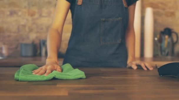 Uma Menina Atraente Proprietário Uma Casa Café Limpa Uma Mesa — Vídeo de Stock