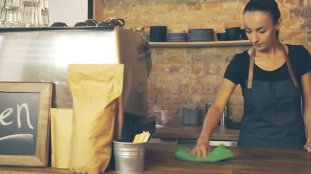 Uma Menina Atraente Proprietário Uma Casa Café Limpa Uma Mesa — Vídeo de Stock