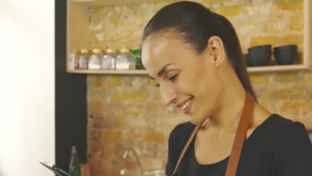 Uma Garota Atraente Dona Uma Casa Café Trabalha Tablet Movimento — Vídeo de Stock
