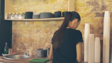 Garson veren fincan kahve müşteriye gülümseyen, paypass ödeme yapıyor.