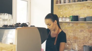 Garson servis müşteri, iki bardak kahve vererek. Müşteri hareketi sonucu gösteriliyor. Smartphone ödeme.