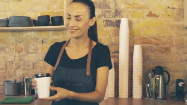 Garçonete Sorrindo Dando Xícara Café Para Cliente Ele Fazendo Pagamento — Vídeo de Stock