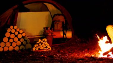 Backpacker smartphone açık havada kullanır. Doğada kamp.