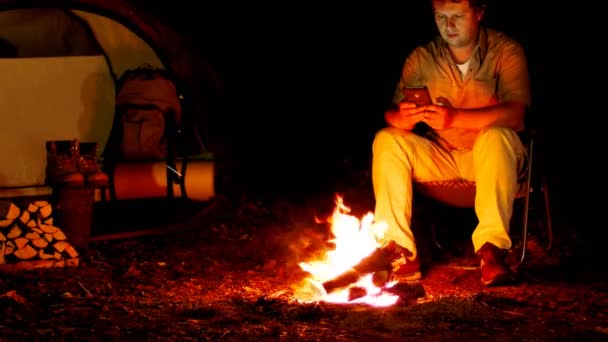Backpacker Utilizza Uno Smartphone All Aperto Campeggio Nella Natura — Video Stock