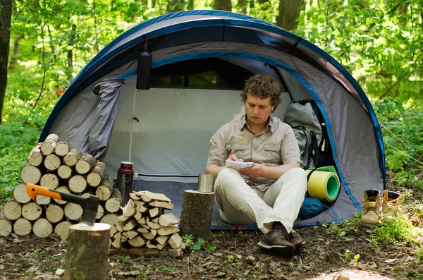 Backpacker Bir Defterde Açık Havada Notlar Alır Doğada Kamp — Stok fotoğraf