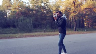 Bir scooter üzerinde mutlu çift anında fotoğraflar orman olun..