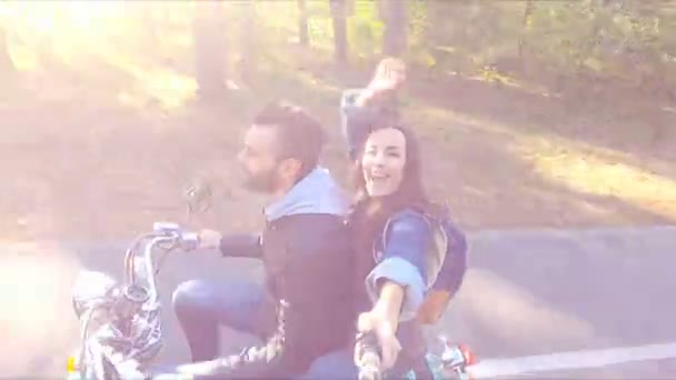 在森林里骑摩托车的幸福夫妇 阳光明媚的一天 自拍棒相机视图 — 图库视频影像
