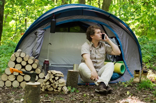 Backpacker Usa Smartphone Livre Acampamento Natureza — Fotografia de Stock