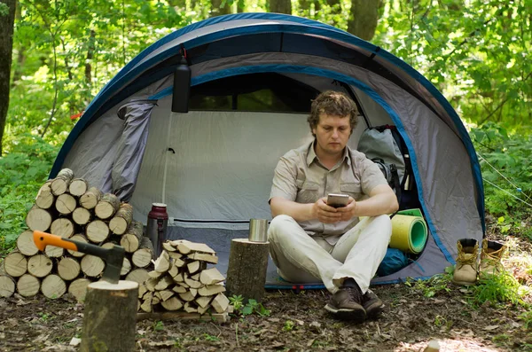 Backpacker Utiliza Teléfono Inteligente Aire Libre Camping Naturaleza — Foto de Stock