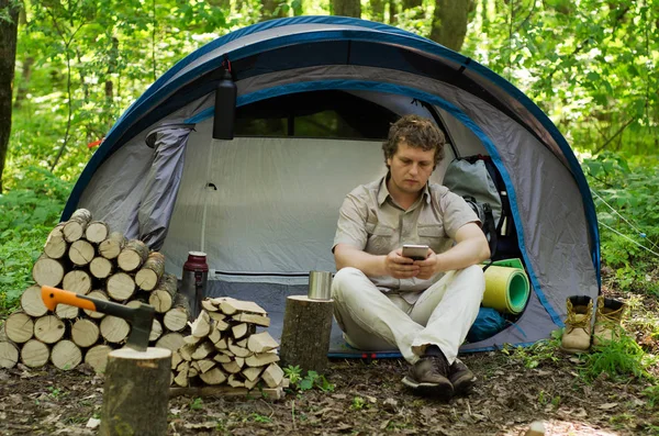 Backpacker Utiliza Teléfono Inteligente Aire Libre Camping Naturaleza — Foto de Stock