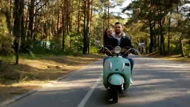 Gelukkige Paar Rijden Een Scooter Het Forest Mooie Zonnige Dag — Stockvideo