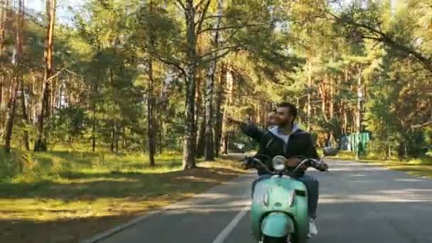 Glückliches Paar Auf Einem Motorroller Wald Sonniger Schöner Tag — Stockvideo