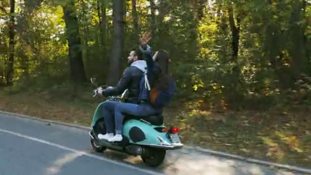 Coppia Felice Cavalcando Uno Scooter Nella Foresta Bella Giornata Soleggiata — Video Stock