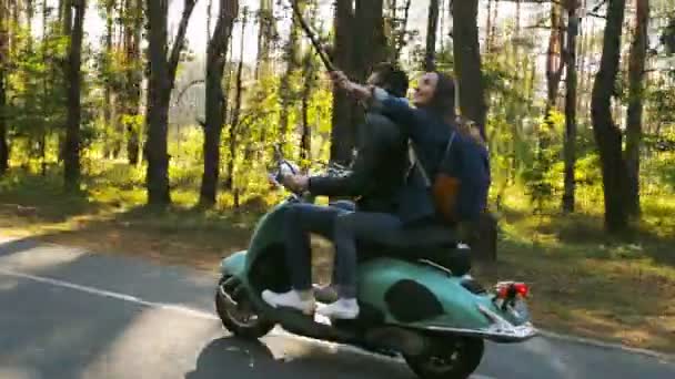 Joyeux Couple Chevauchant Prenant Silfie Vidéo Sur Scooter Dans Forêt — Video