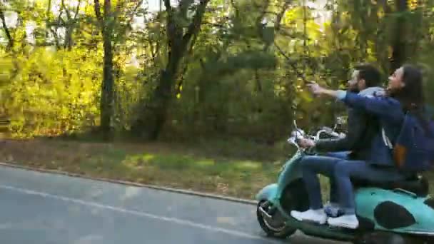 Pareja Feliz Montando Tomando Video Silfie Scooter Bosque Hermoso Día — Vídeos de Stock