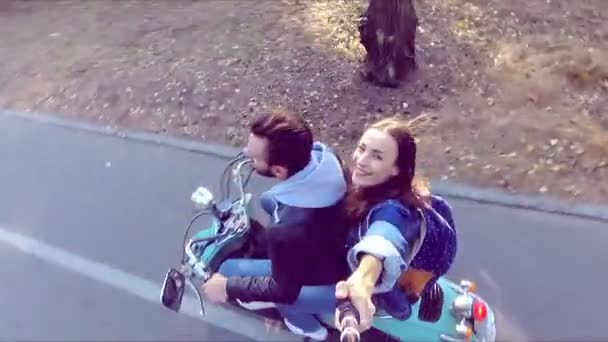 Casal Feliz Andar Scooter Floresta Dia Lindo Ensolarado Vista Câmera — Vídeo de Stock