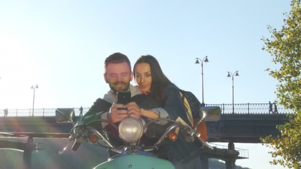 Giovane Coppia Seduta Sullo Scooter Alla Ricerca Foto Smartphone Che — Video Stock