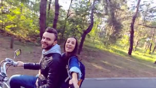 Casal Feliz Andar Scooter Floresta Dia Lindo Ensolarado Vista Câmera — Vídeo de Stock