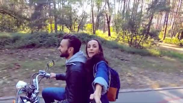 在森林里骑摩托车的幸福夫妇 阳光明媚的一天 自拍棒相机视图 慢动作 — 图库视频影像