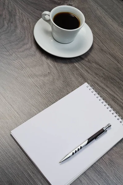 ノートブック コーヒー 木製の机の上のスマート フォン — ストック写真