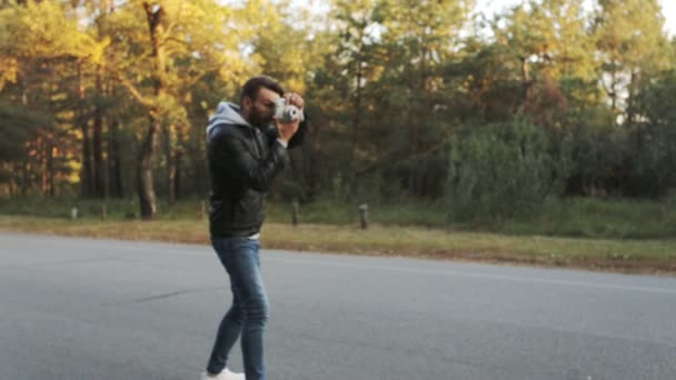 Couple Heureux Sur Scooter Faire Des Photos Instantanées Dans Forêt — Video