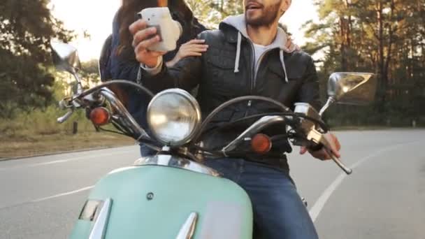 夫妇在摩托车上做即时卖光照片 — 图库视频影像