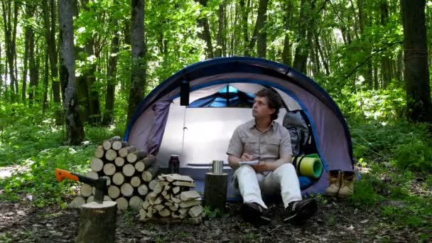 Backpacker Tar Anteckningar Anteckningsbok Utomhus Camping Naturen — Stockvideo