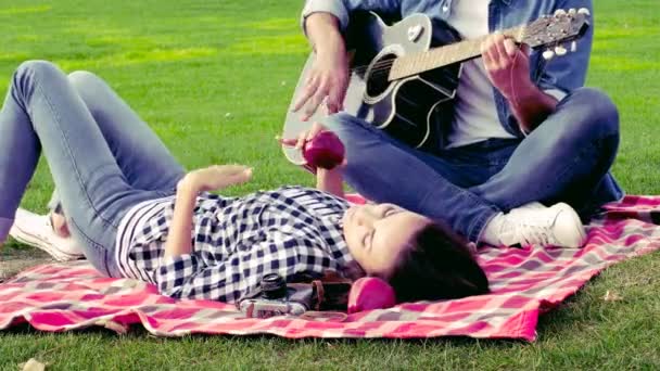 Szczęśliwa Para Miłości Dobrą Zabawę Zielony Trawnik Facet Gra Gitarze — Wideo stockowe